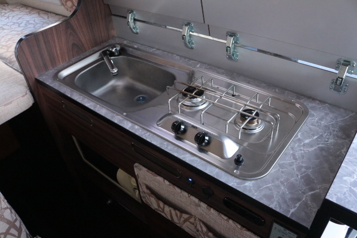 キャンピングカー バンコン ﾊｲｴｰｽ ﾃﾞﾙﾀﾘﾝｸ ﾀﾞｰｳｨﾝQ3　FF　冷蔵庫