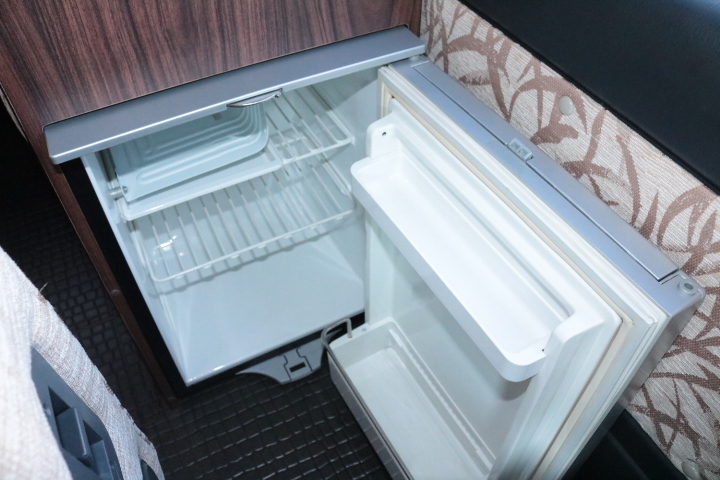 キャンピングカー バンコン ﾊｲｴｰｽ ﾃﾞﾙﾀﾘﾝｸ ﾀﾞｰｳｨﾝQ3　FF　冷蔵庫