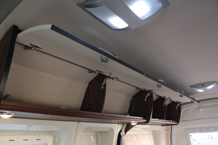 キャンピングカー バンコン ﾊｲｴｰｽ ﾃﾞﾙﾀﾘﾝｸ ﾀﾞｰｳｨﾝQ3　FF　冷蔵庫