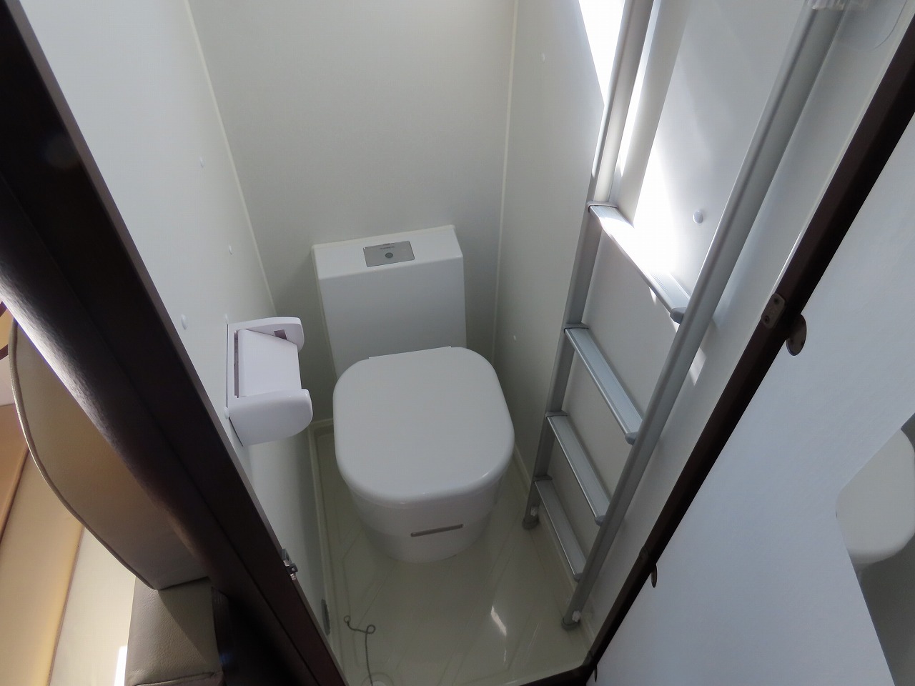 キャンピングカー キャブコン ｶﾑﾛｰﾄﾞﾅｯﾂRVｸﾚｱｴﾎﾞﾘｭｰｼｮﾝ5.3W4WD