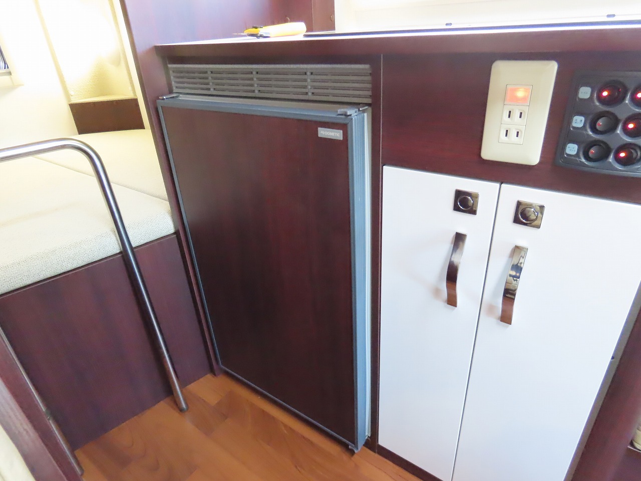 キャンピングカー キャブコン ｶﾑﾛｰﾄﾞﾅｯﾂRVｸﾚｱｴﾎﾞﾘｭｰｼｮﾝ5.3W4WD