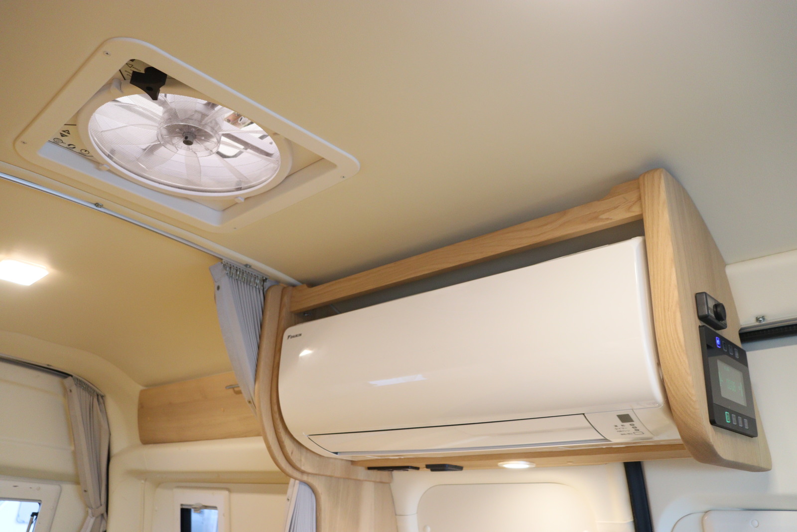 キャンピングカー バンコン ﾊｲｴｰｽ ﾊﾞｰﾃﾞﾝ ｶﾘﾓｸ ｸﾞﾗﾝﾃﾞ仕様 4WD