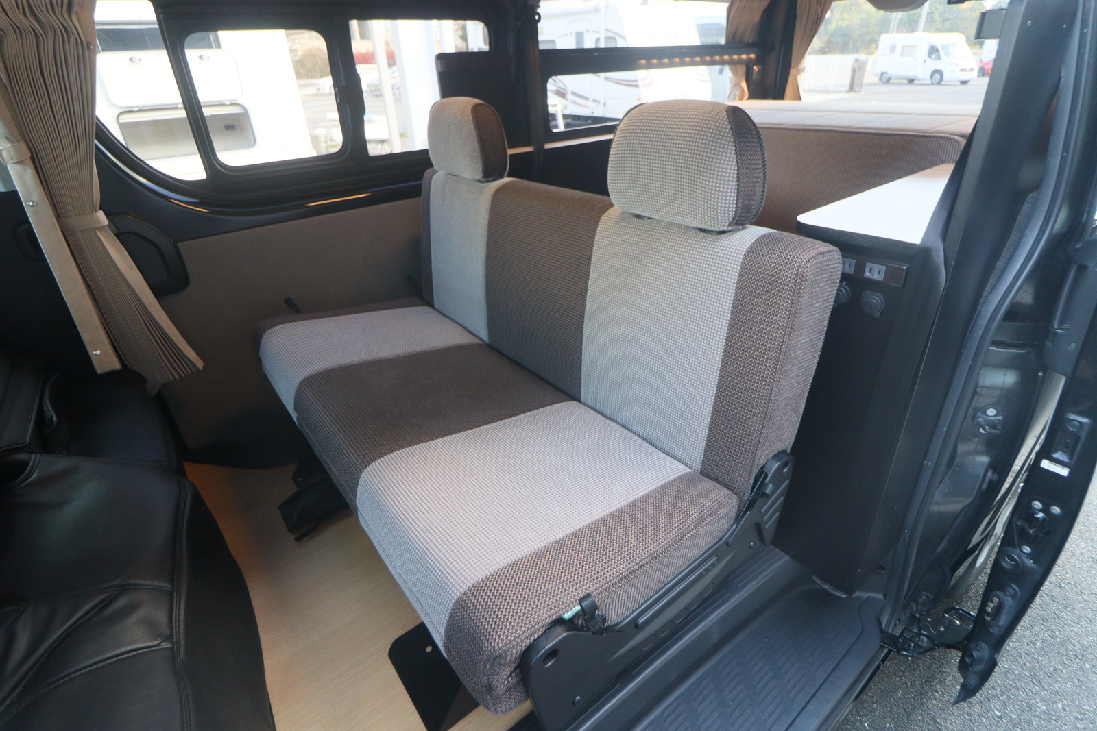 キャンピングカー バンコン ﾊｲｴｰｽ ﾄｲﾌｧｸﾄﾘｰ ﾄｲｽﾞﾎﾞｯｸｽ470