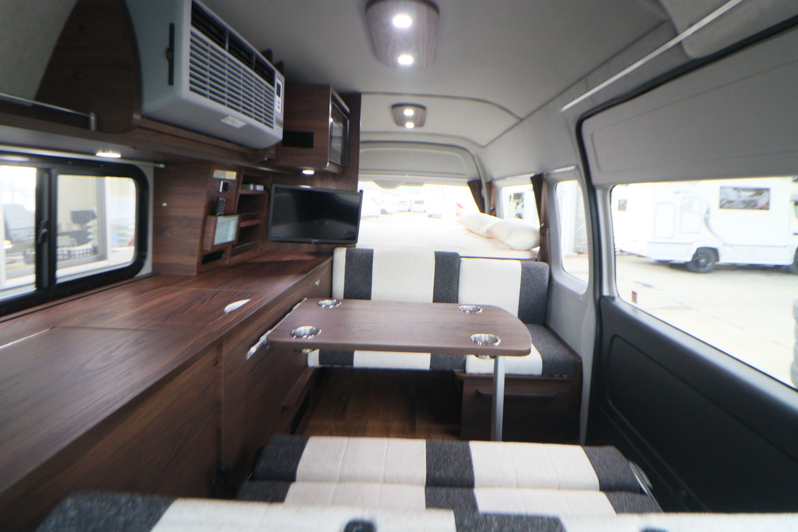 キャンピングカー バンコン ﾊｲｴｰｽ ｷｬﾝﾊﾟｰ鹿児島 ﾚﾑBV　DCｸｰﾗｰ