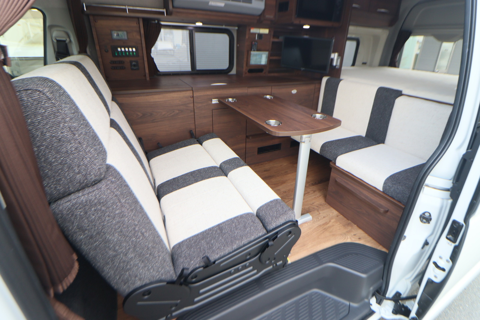 キャンピングカー バンコン ﾊｲｴｰｽ ｷｬﾝﾊﾟｰ鹿児島 ﾚﾑBV　DCｸｰﾗｰ