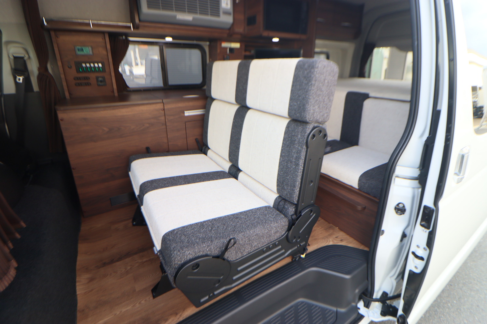 キャンピングカー バンコン ﾊｲｴｰｽ ｷｬﾝﾊﾟｰ鹿児島 ﾚﾑBV　DCｸｰﾗｰ