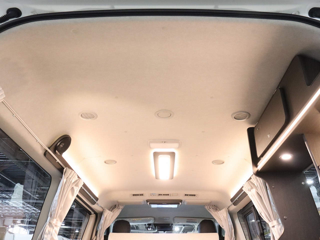 キャンピングカー バンコン ﾊｲｴｰｽ FOCS DS-F 4WD　FF　DC冷蔵庫