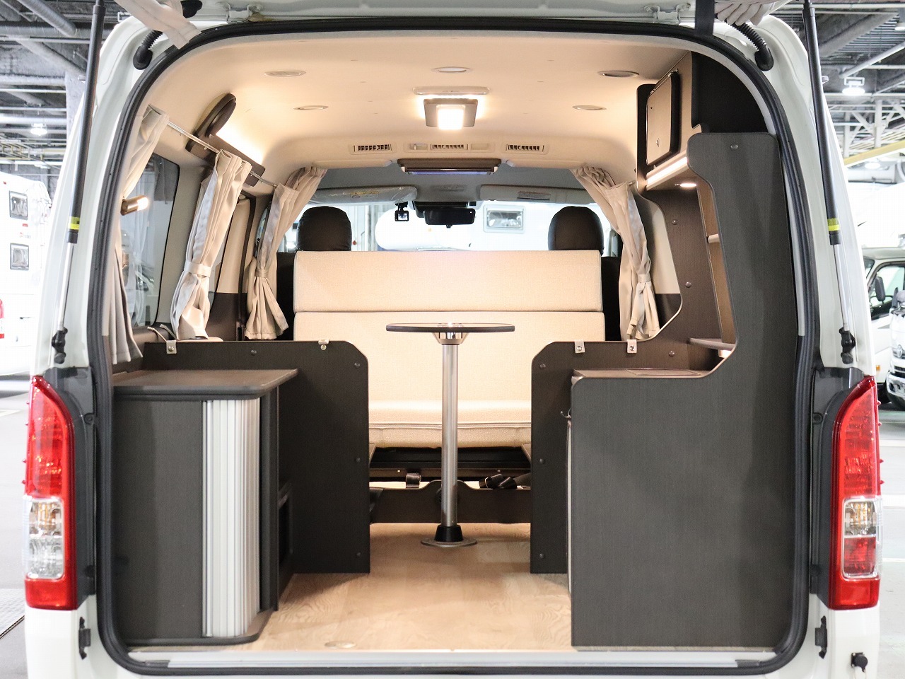 キャンピングカー バンコン ﾊｲｴｰｽ FOCS DS-F 4WD　FF　DC冷蔵庫