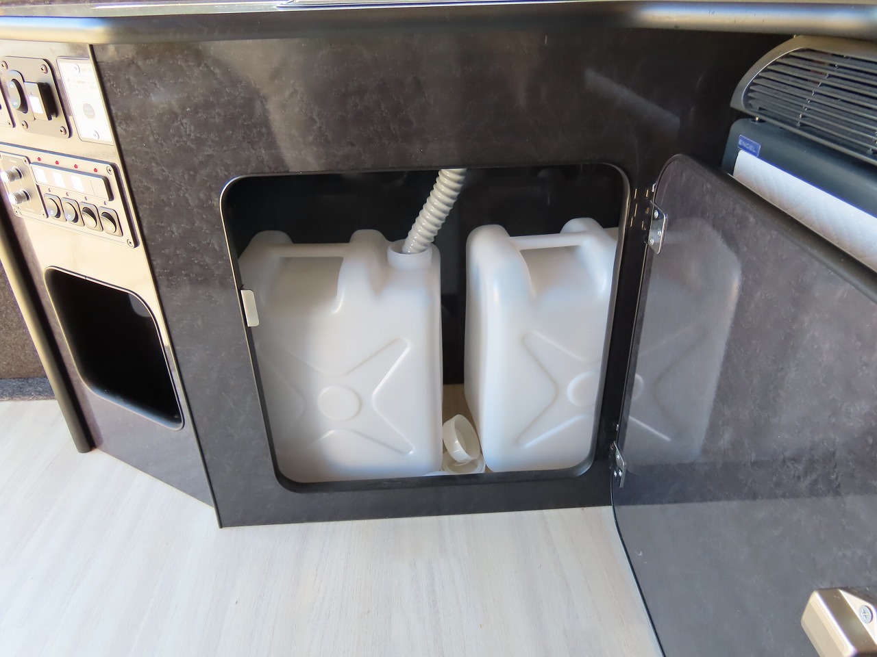 キャンピングカー バンコン ﾊｲｴｰｽ　FOCS DSﾌﾟﾚﾐｱﾑ