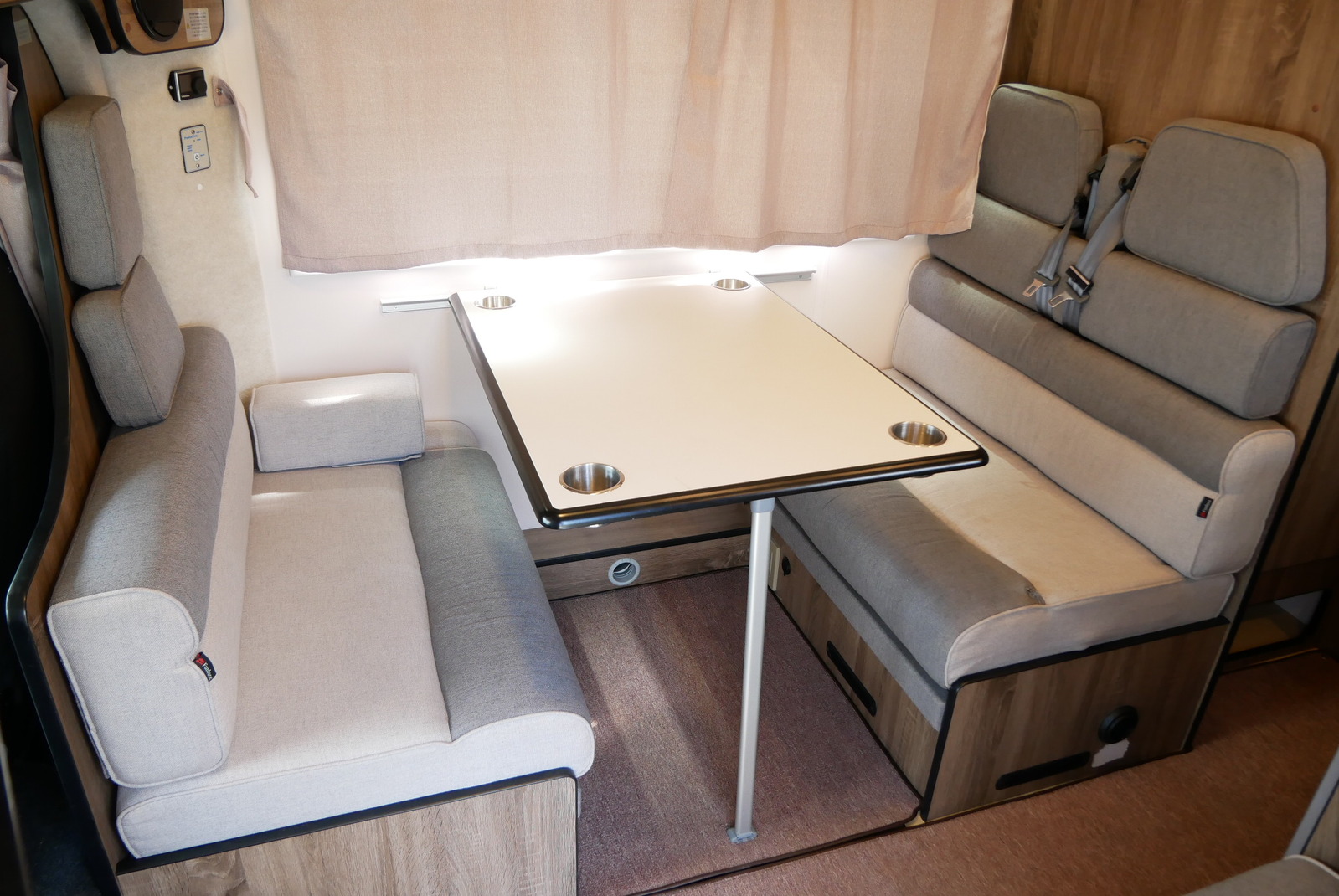 キャンピングカー キャブコン ﾊｲｴｰｽ ﾌｧﾝﾙｰﾁｪｾﾚﾝｹﾞﾃｨ 家庭用AC 4WD