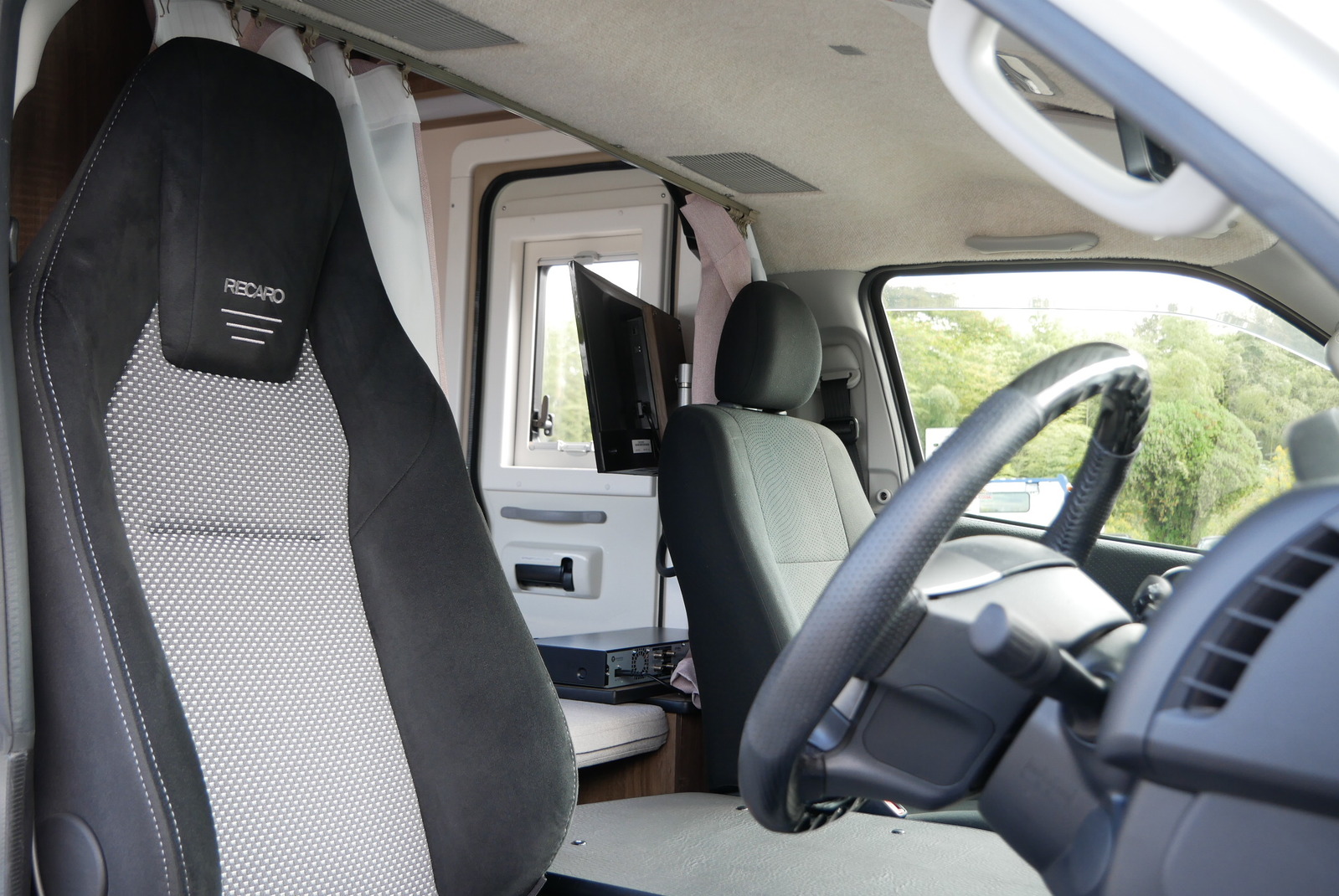 キャンピングカー キャブコン ﾊｲｴｰｽ ﾌｧﾝﾙｰﾁｪｾﾚﾝｹﾞﾃｨ 家庭用AC 4WD