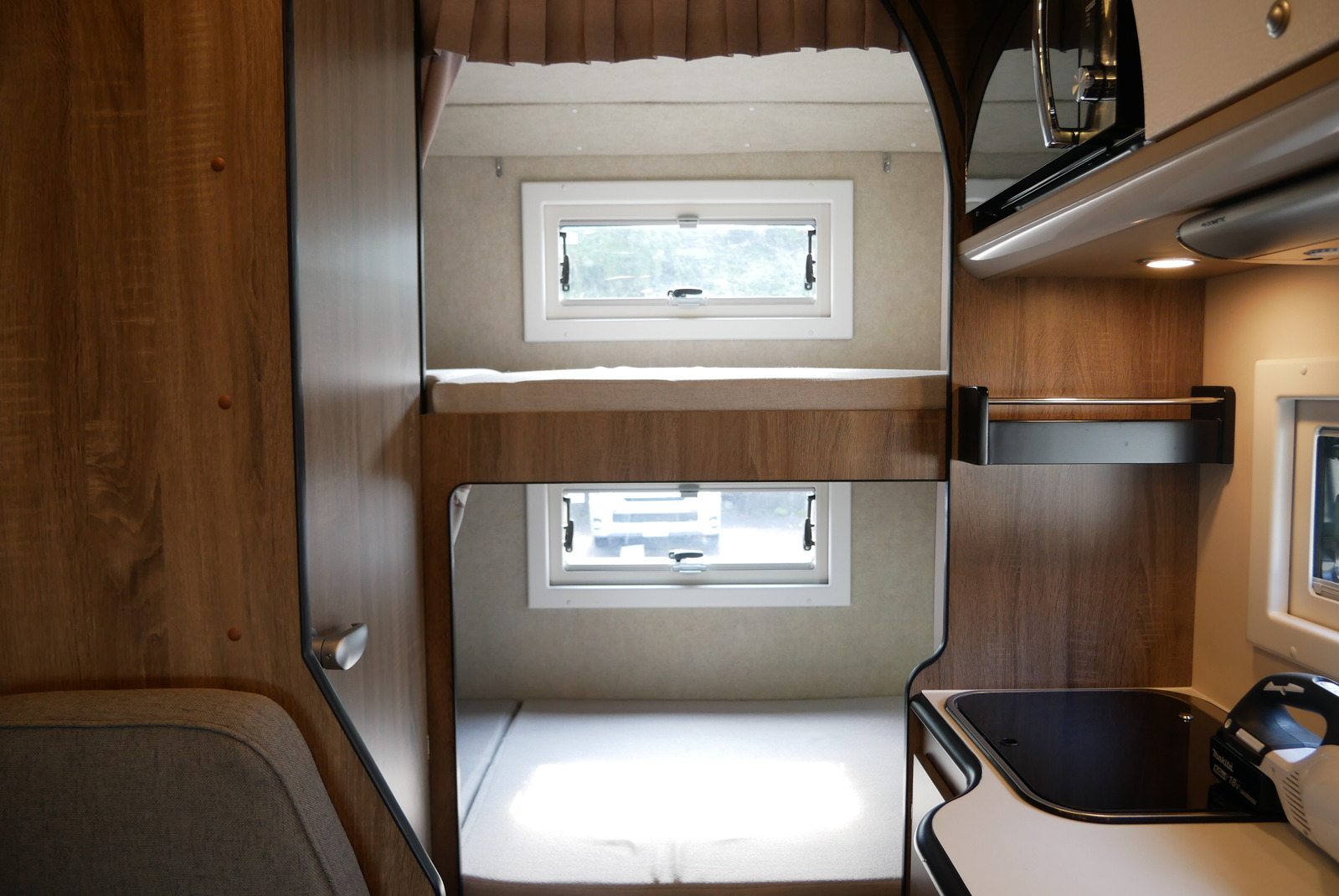 キャンピングカー キャブコン ﾊｲｴｰｽ ﾌｧﾝﾙｰﾁｪｾﾚﾝｹﾞﾃｨ 家庭用AC 4WD