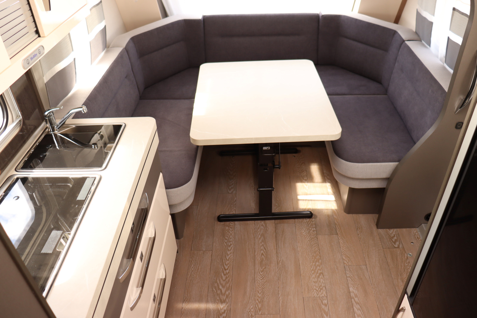 キャンピングカー トレーラー ﾎﾋﾞｰ 540WFU 家庭用ｴｱｺﾝ FFﾋｰﾀｰ