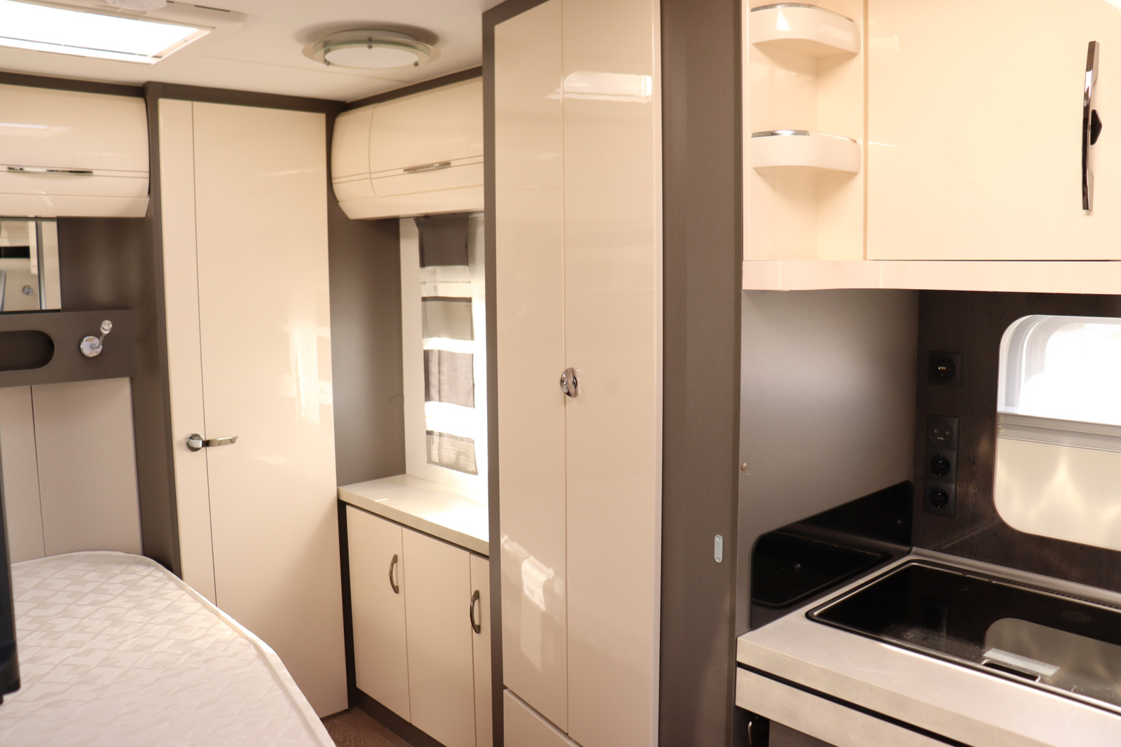 キャンピングカー トレーラー ﾎﾋﾞｰ 540WFU 家庭用ｴｱｺﾝ FFﾋｰﾀｰ