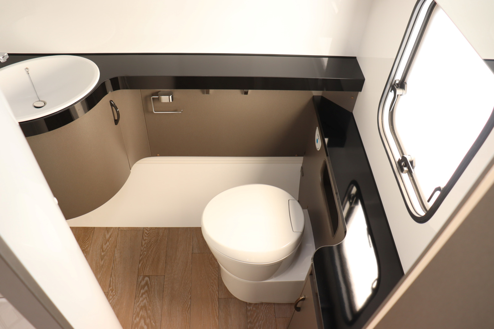 キャンピングカー トレーラー ﾎﾋﾞｰ 540WFU 家庭用ｴｱｺﾝ FFﾋｰﾀｰ