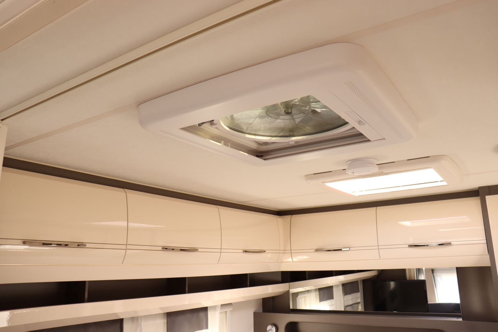 キャンピングカー トレーラー ﾎﾋﾞｰ 540WFU 家庭用ｴｱｺﾝ FFﾋｰﾀｰ