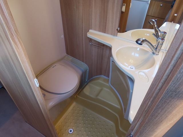 キャンピングカー トレーラー ﾄﾘｶﾞﾉ ｴﾒﾛｰﾄﾞ376V　牽引免許不要