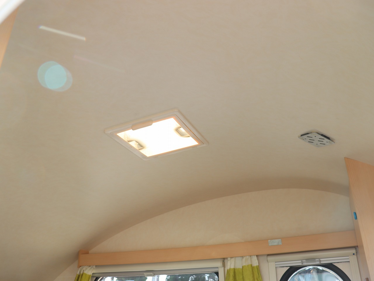 キャンピングカー トレーラー ﾀﾊﾞｰﾄ ｽﾓｰﾙｴｯｸﾞ 牽引免許不要