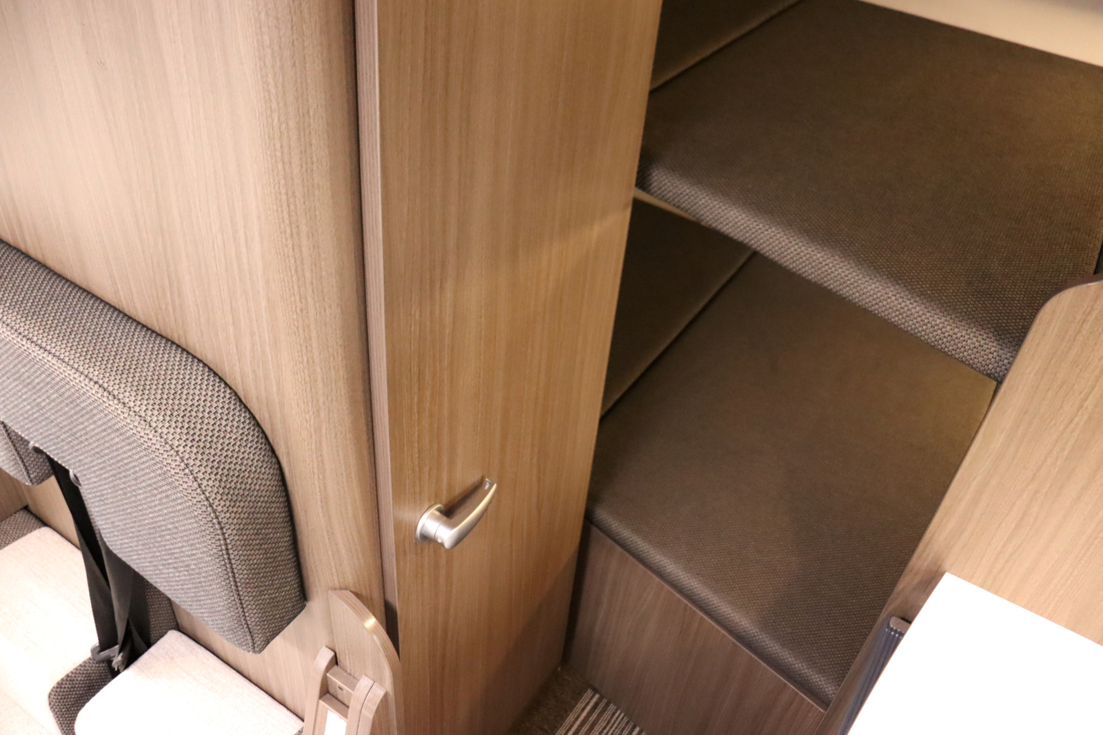 キャンピングカー キャブコン ｶﾑﾛｰﾄﾞﾅｯﾂRVｸﾚｱ5.3Wｴﾎﾞﾘｭｰｼｮﾝ4WD