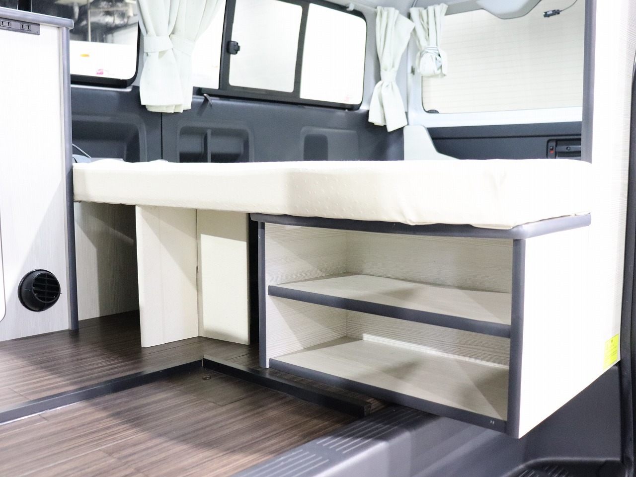 キャンピングカー バンコン ﾊｲｴｰｽ ﾊﾟｽﾜｺﾞﾝ 4WD　FF　ｲﾝﾊﾞｰﾀｰ