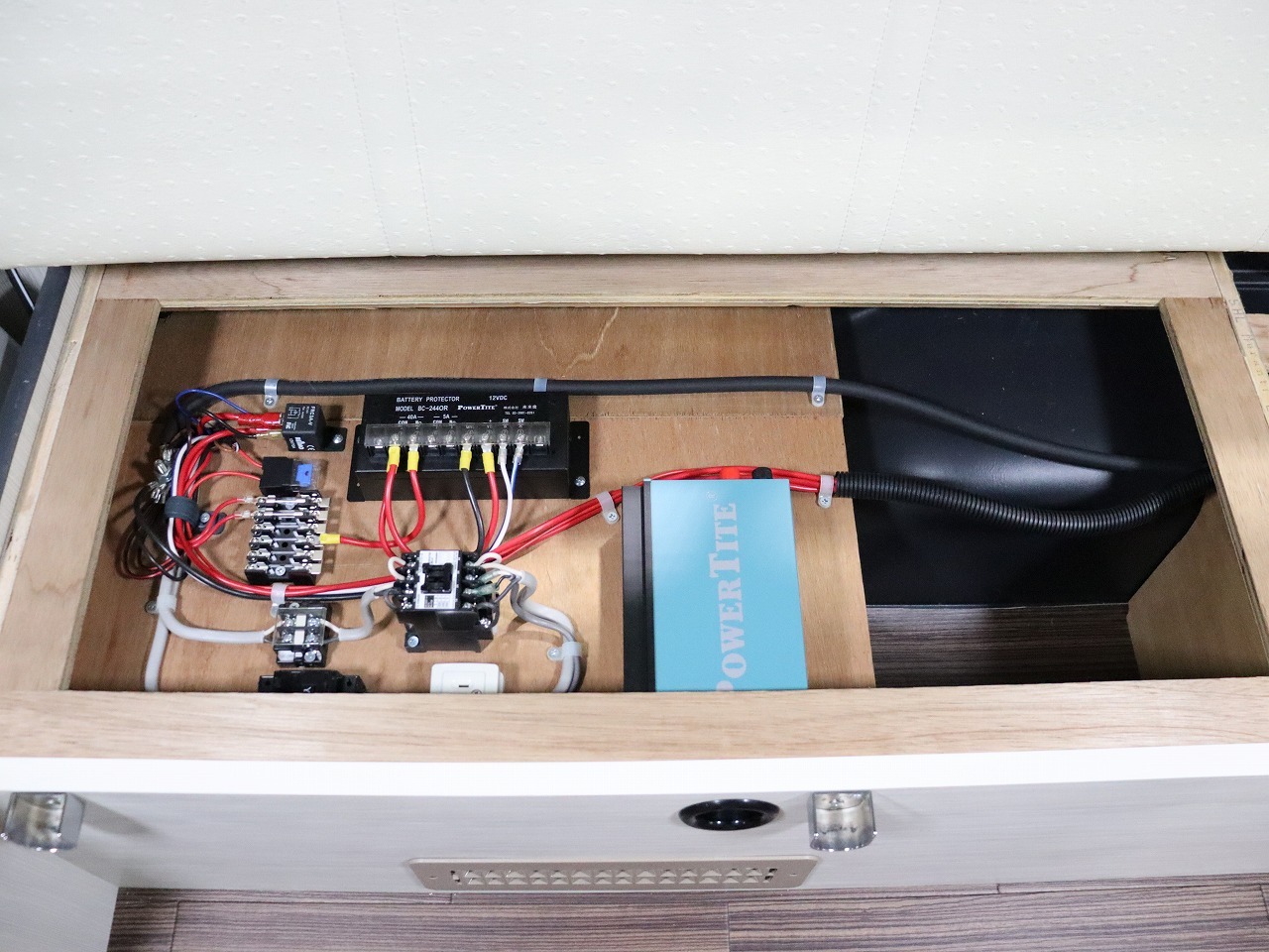 キャンピングカー バンコン ﾊｲｴｰｽ ﾊﾟｽﾜｺﾞﾝ 4WD　FF　ｲﾝﾊﾞｰﾀｰ