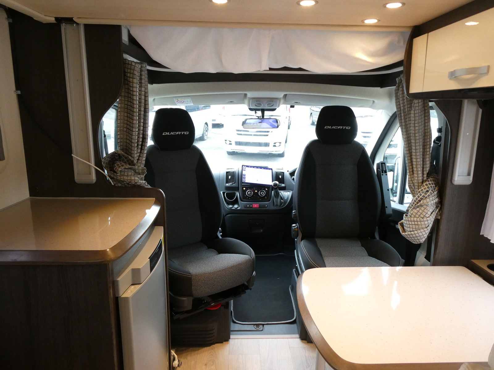 キャンピングカー バンコン ｴｰｽｷｬﾗﾊﾞﾝ ｴｰｽ565　9AT　2.3L