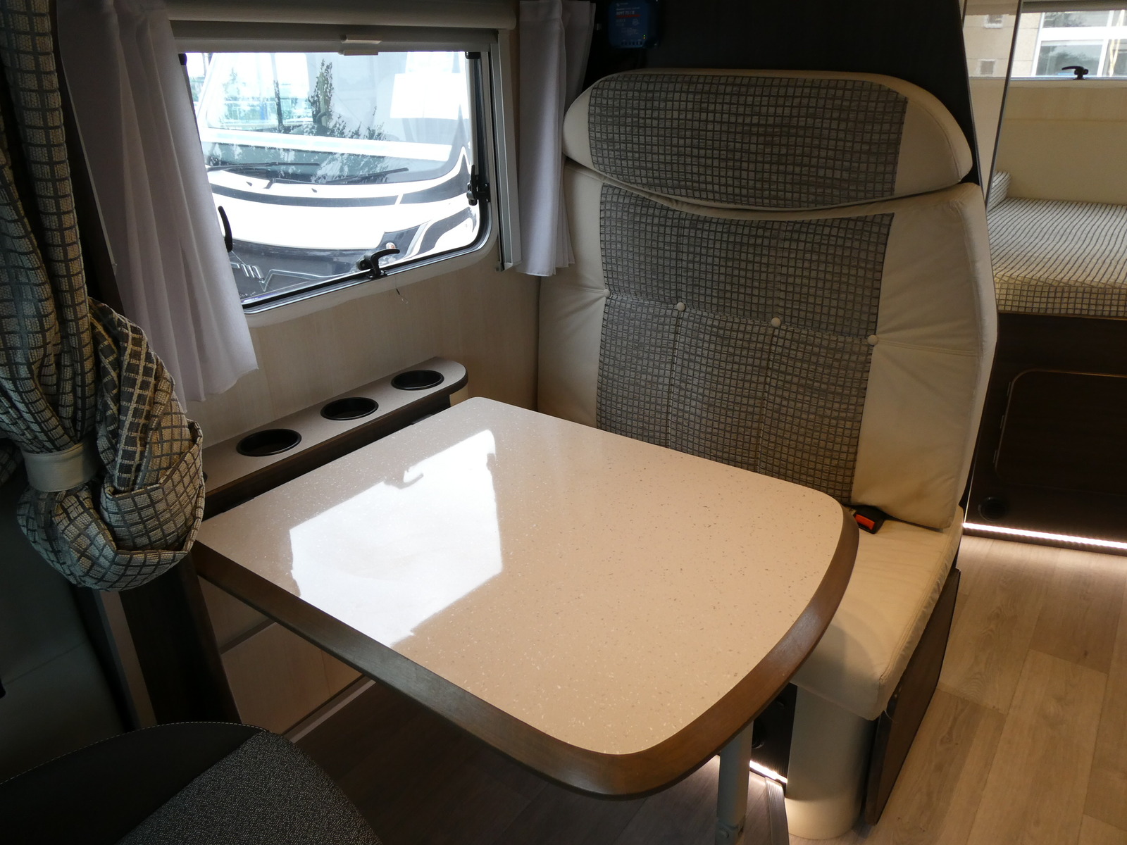 キャンピングカー バンコン ｴｰｽｷｬﾗﾊﾞﾝ ｴｰｽ565　9AT　2.3L