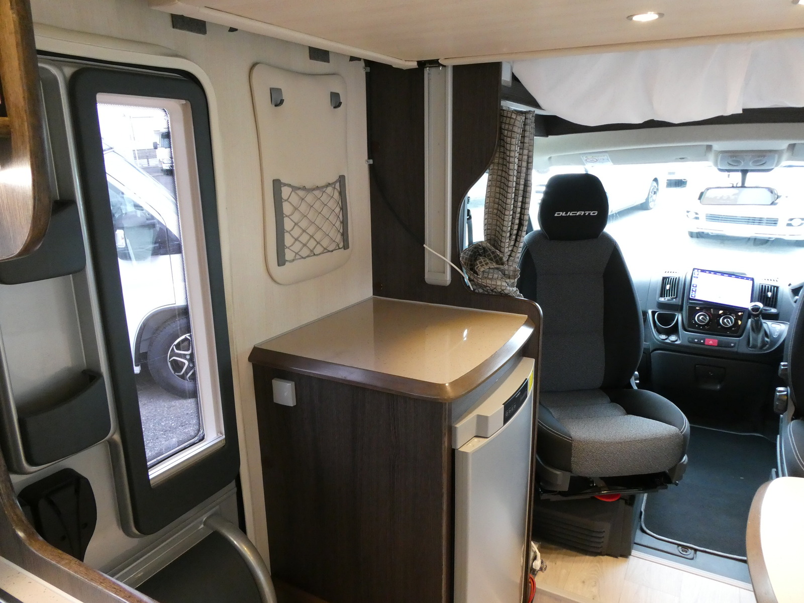 キャンピングカー バンコン ｴｰｽｷｬﾗﾊﾞﾝ ｴｰｽ565　9AT　2.3L