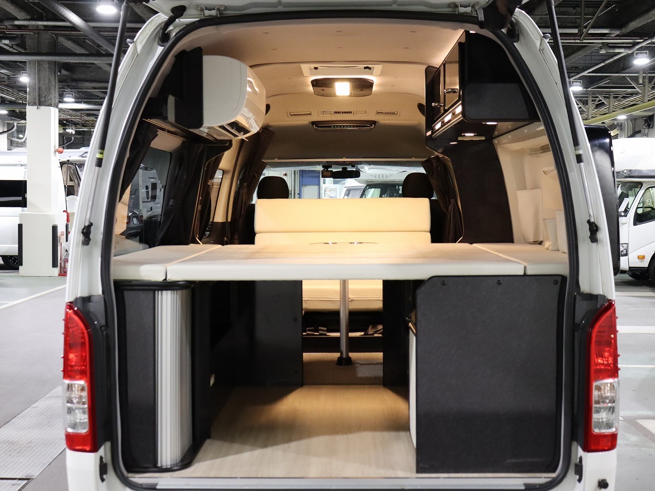 キャンピングカー バンコン ﾊｲｴｰｽ　FOCS ﾃﾞｨﾊﾟｰﾁｬｰ　ﾘﾁｳﾑ　ｴｱｺﾝ