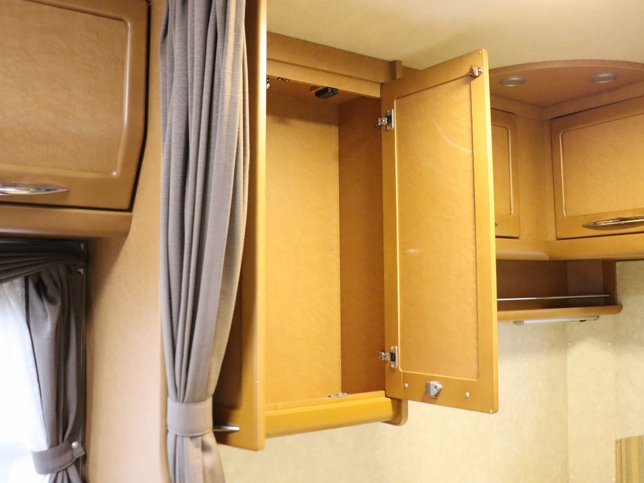 キャンピングカー キャブコン ﾊｲｴｰｽ ﾌｧｰｽﾄｶｽﾀﾑ CG550ﾎﾞﾚﾛV 4WD