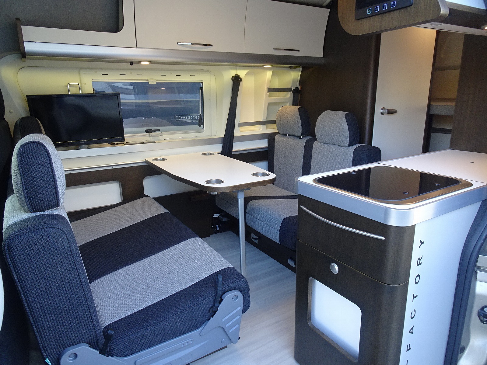 キャンピングカー バンコン ﾊｲｴｰｽ ﾄｲﾌｧｸﾄﾘｰ GTｸﾞﾗﾝﾃﾞ 4WD