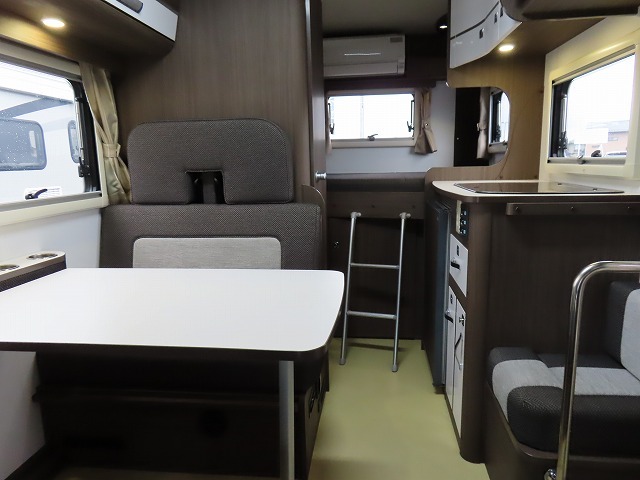 キャンピングカー キャブコン ｶﾑﾛｰﾄﾞ ｸﾚｱ5.3Xｴﾎﾞﾘｭｰｼｮﾝ　ﾘｱWﾀｲﾔ