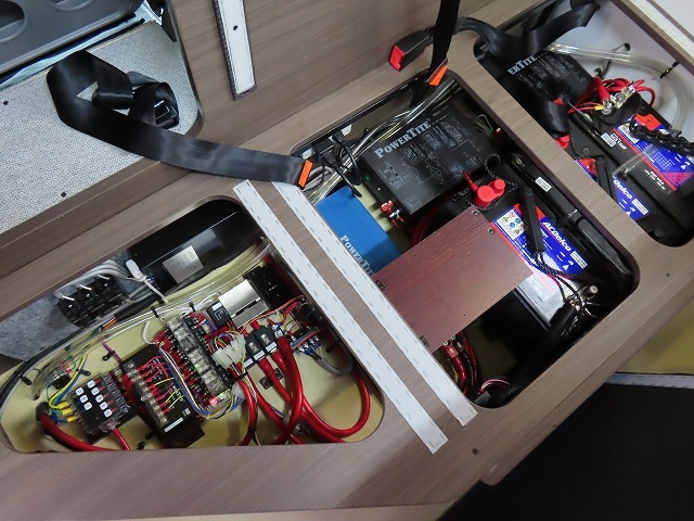 キャンピングカー キャブコン ｶﾑﾛｰﾄﾞ ｸﾚｱ5.3Xｴﾎﾞﾘｭｰｼｮﾝ　ﾘｱWﾀｲﾔ