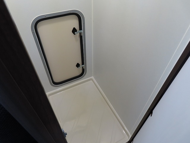 キャンピングカー キャブコン ｶﾑﾛｰﾄﾞ ｸﾚｱ5.3Xｴﾎﾞﾘｭｰｼｮﾝ　ﾘｱWﾀｲﾔ