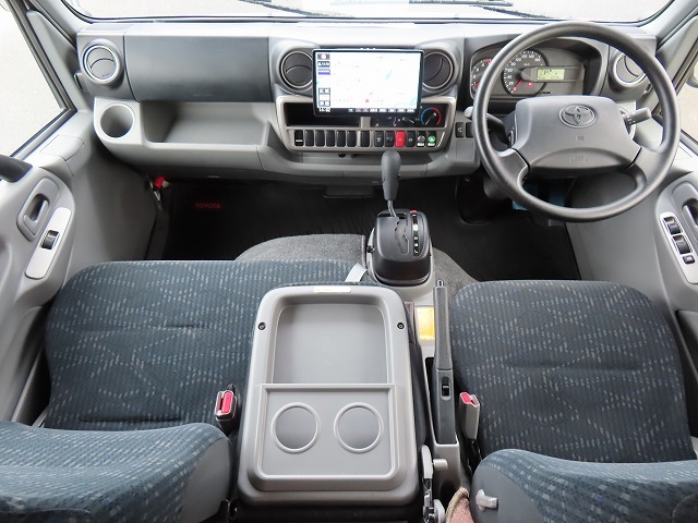 キャンピングカー キャブコン ｶﾑﾛｰﾄﾞ ｸﾚｱ5.3Xｴﾎﾞﾘｭｰｼｮﾝ　ﾘｱWﾀｲﾔ