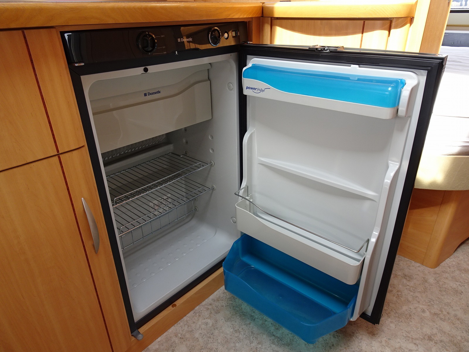 キャンピングカー トレーラー ﾌｪﾝﾄ ｻﾌｧｲｱ470TFB ｳｲﾝﾄﾞｳｴｱｺﾝ