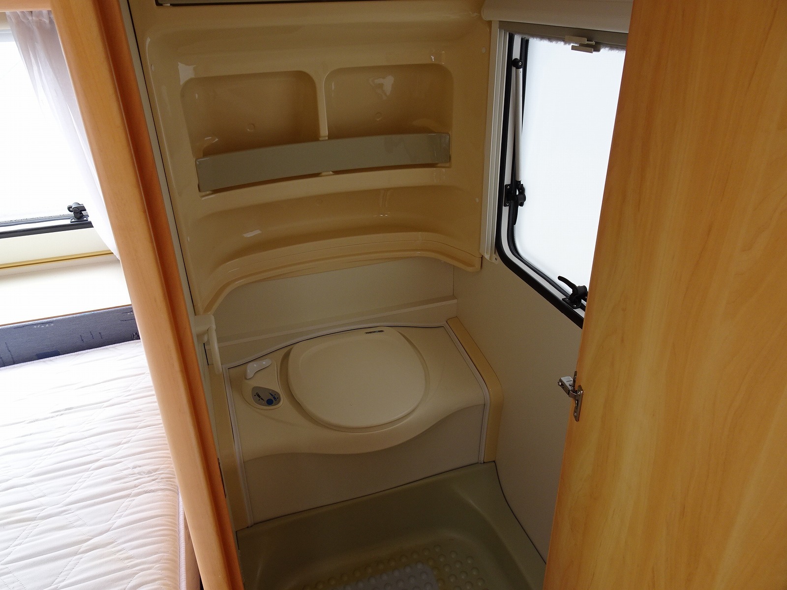 キャンピングカー トレーラー ﾌｪﾝﾄ ｻﾌｧｲｱ470TFB ｳｲﾝﾄﾞｳｴｱｺﾝ