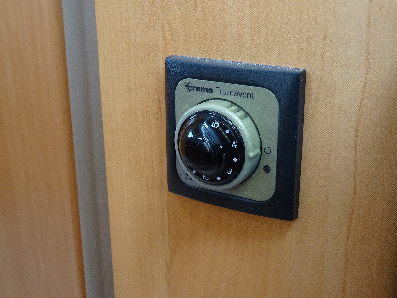 キャンピングカー トレーラー ﾌｪﾝﾄ ｻﾌｧｲｱ470TFB ｳｲﾝﾄﾞｳｴｱｺﾝ