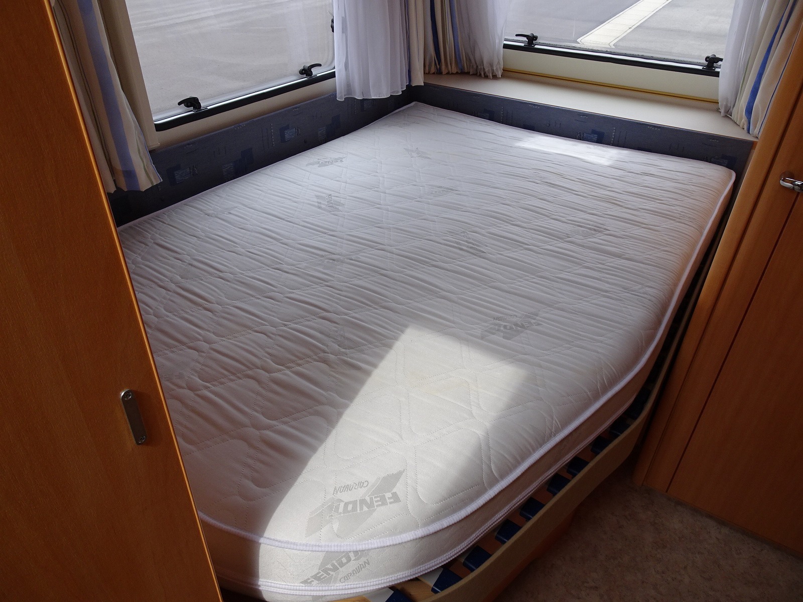 キャンピングカー トレーラー ﾌｪﾝﾄ ｻﾌｧｲｱ470TFB ｳｲﾝﾄﾞｳｴｱｺﾝ