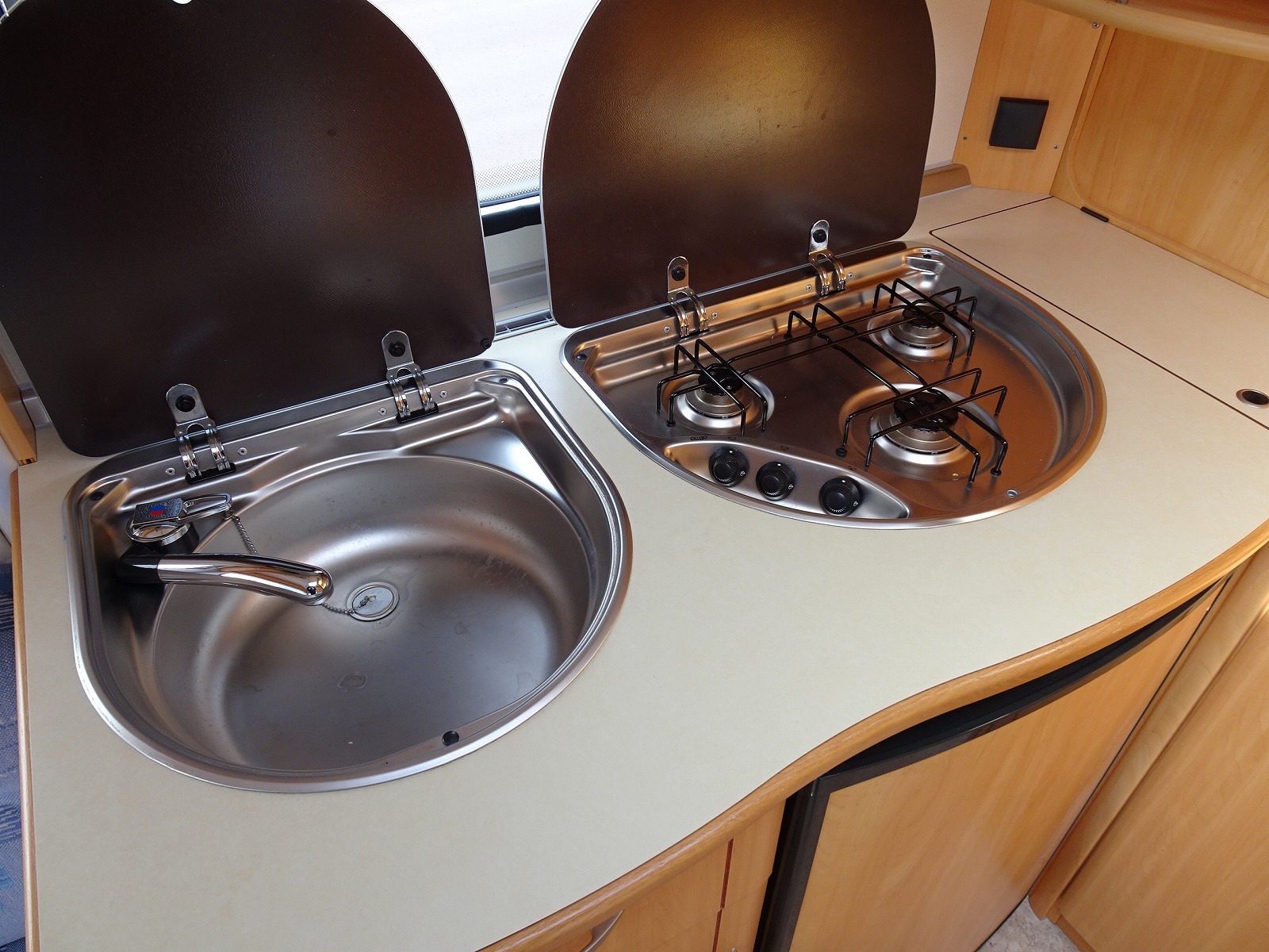 キャンピングカー トレーラー ﾌｪﾝﾄ ｻﾌｧｲｱ470TFB ｳｲﾝﾄﾞｳｴｱｺﾝ