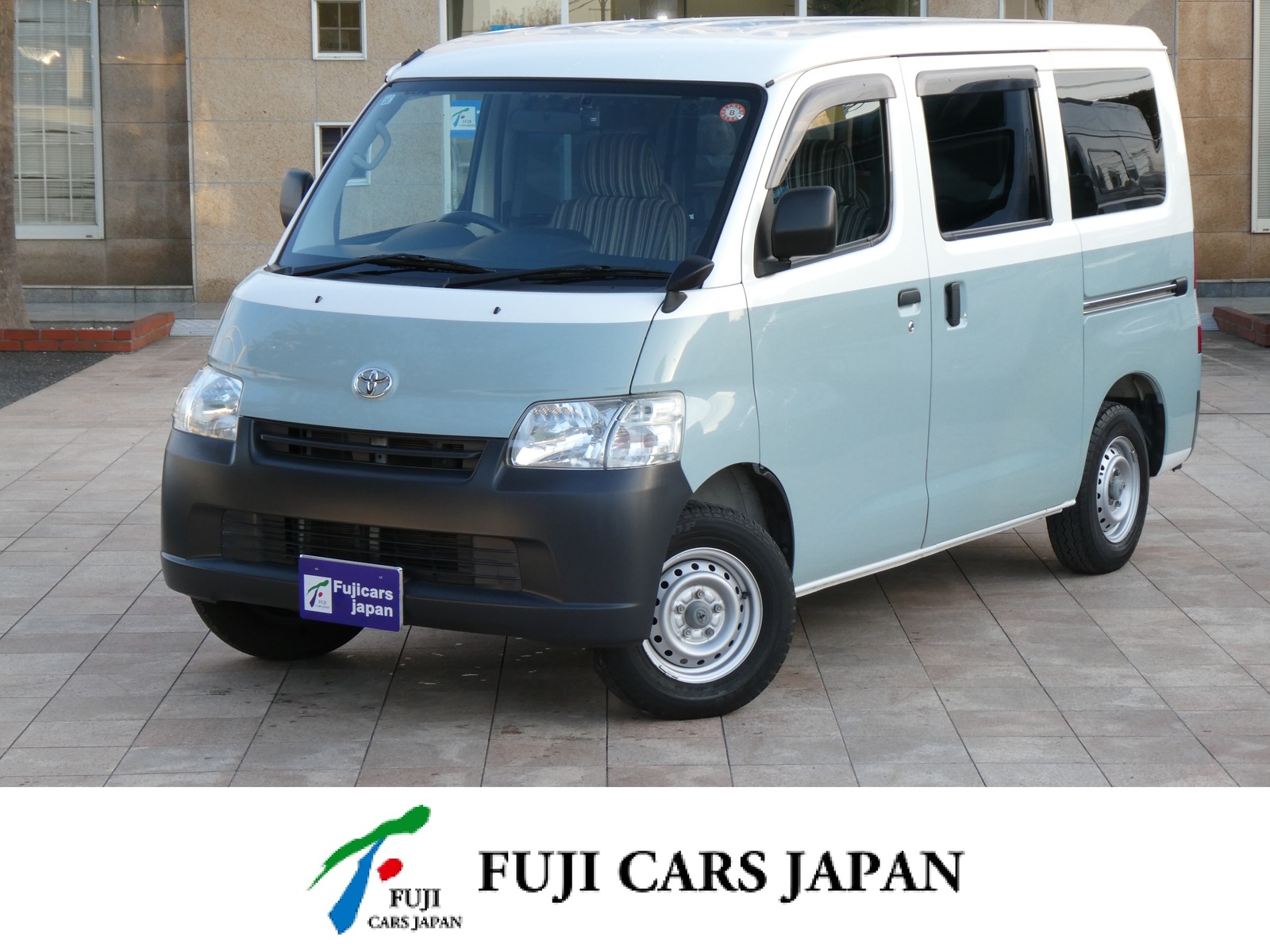 キャンピングカー ライトエース トヨタモビリティ アルトピアーノ　4連窓ファン