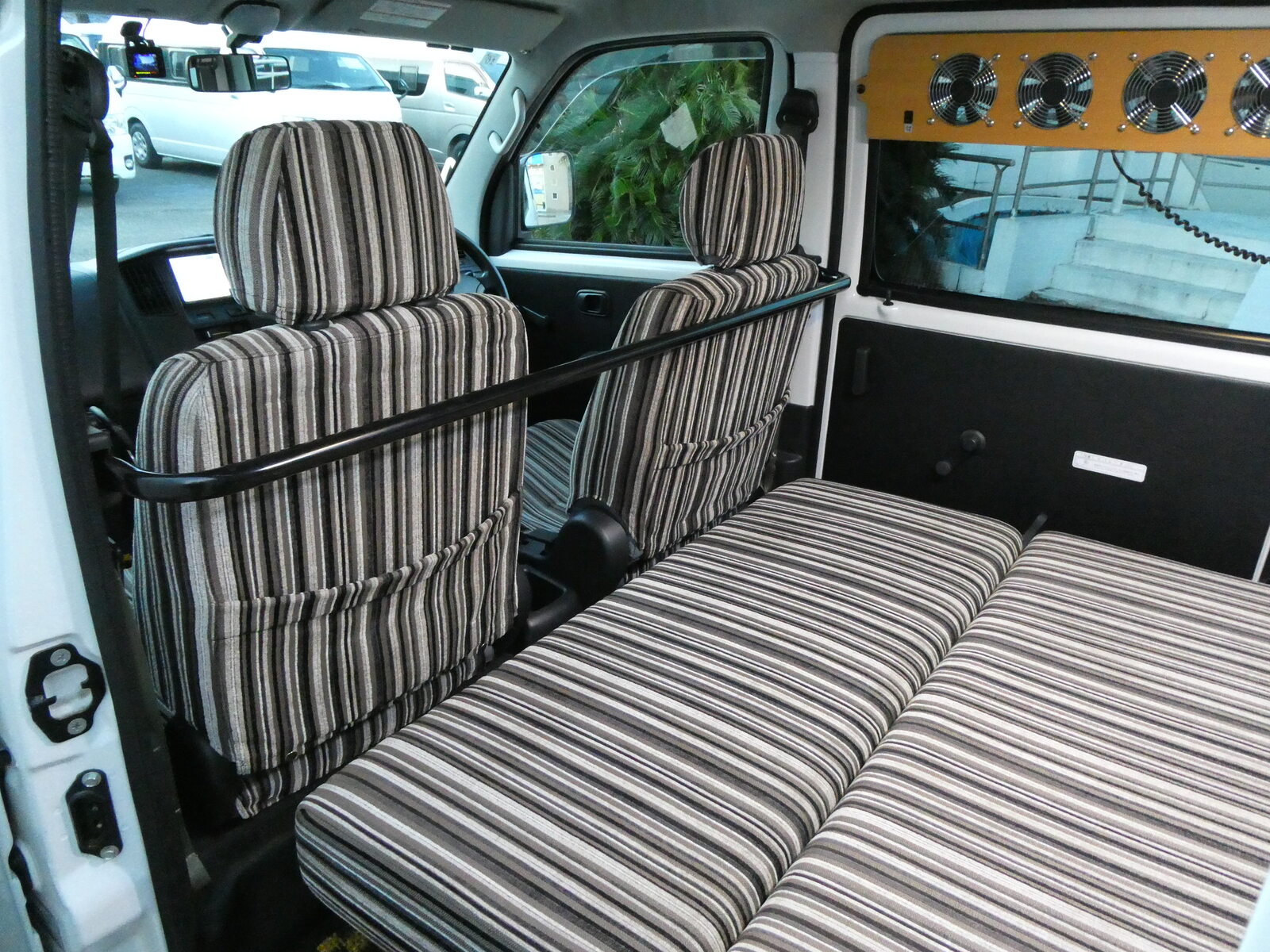 キャンピングカー バンコン ﾗｲﾄｴｰｽﾄﾖﾀﾓﾋﾞﾘﾃｨｱﾙﾄﾋﾟｱｰﾉ 4連窓ﾌｧﾝ