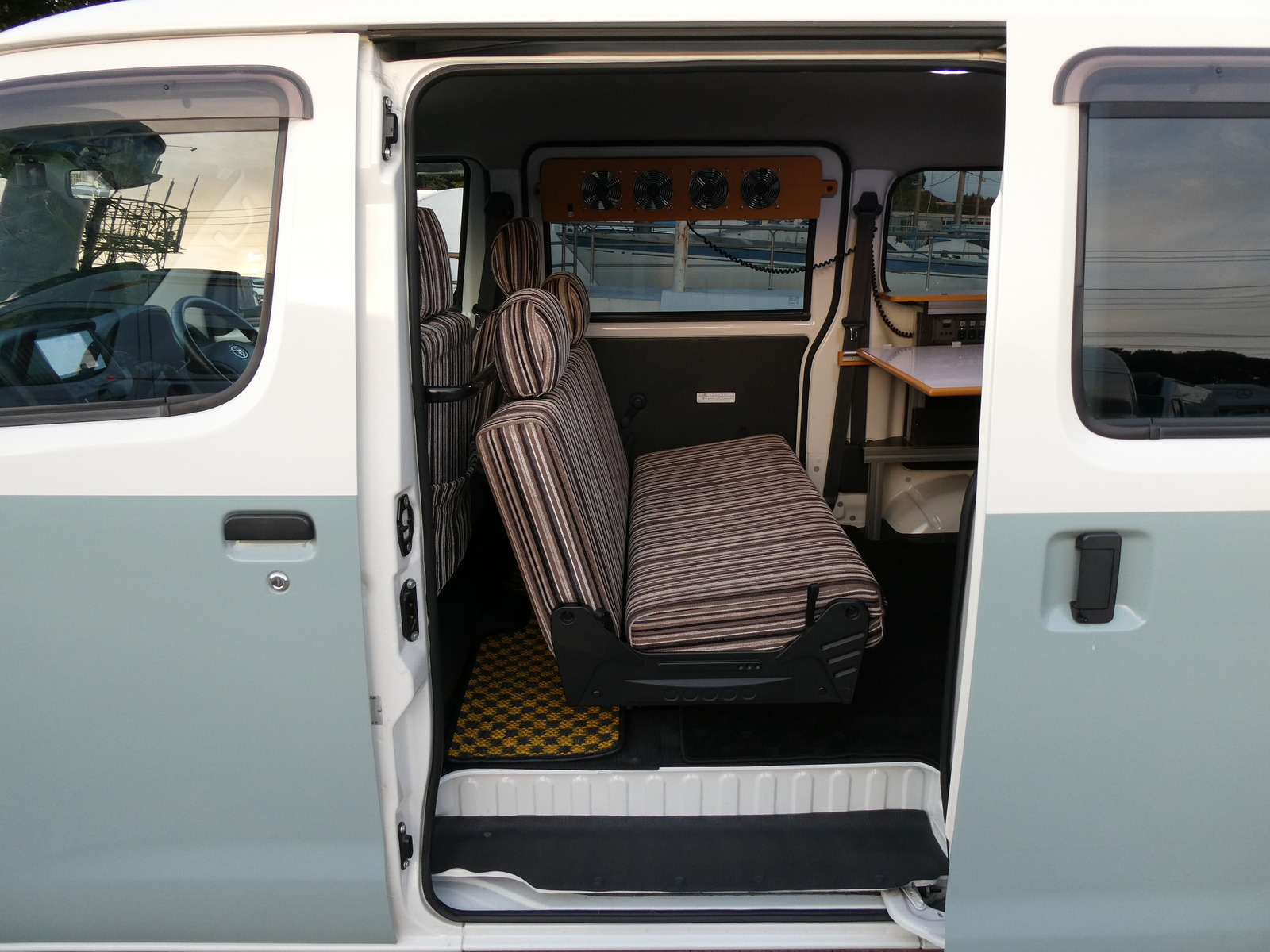 キャンピングカー バンコン ﾗｲﾄｴｰｽﾄﾖﾀﾓﾋﾞﾘﾃｨｱﾙﾄﾋﾟｱｰﾉ 4連窓ﾌｧﾝ