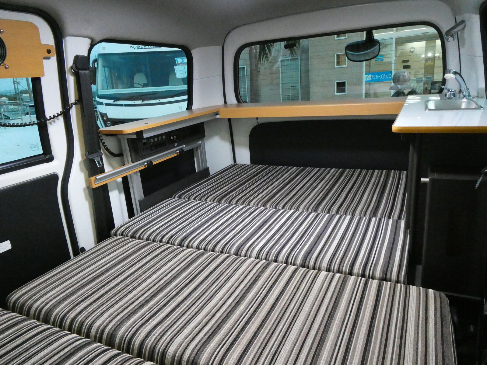 キャンピングカー バンコン ﾗｲﾄｴｰｽﾄﾖﾀﾓﾋﾞﾘﾃｨｱﾙﾄﾋﾟｱｰﾉ 4連窓ﾌｧﾝ