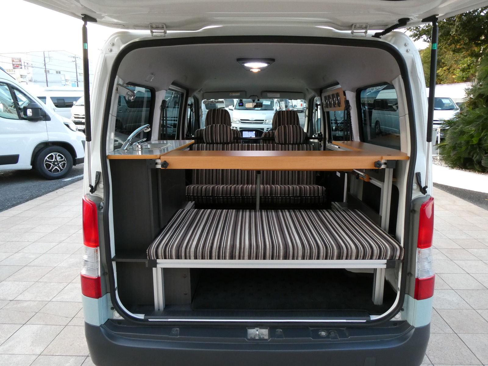 キャンピングカー バンコン ﾗｲﾄｴｰｽﾄﾖﾀﾓﾋﾞﾘﾃｨｱﾙﾄﾋﾟｱｰﾉ 4連窓ﾌｧﾝ