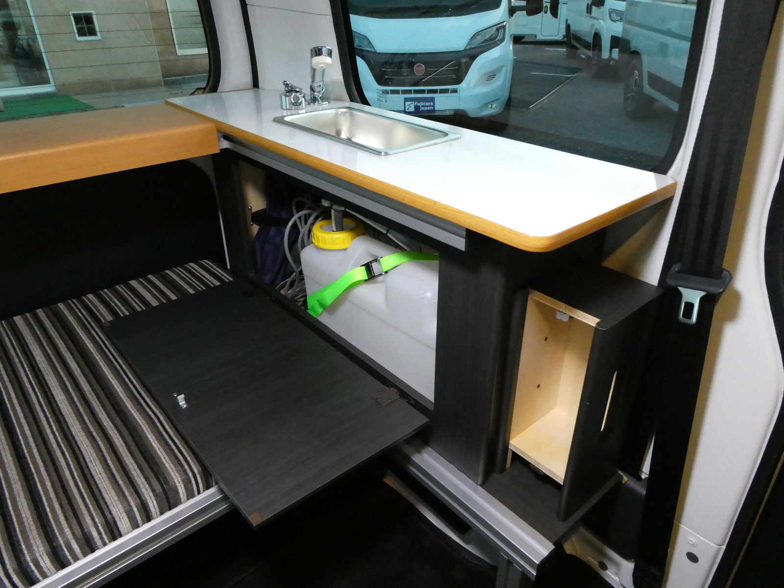 キャンピングカー バンコン ﾗｲﾄｴｰｽﾄﾖﾀﾓﾋﾞﾘﾃｨｱﾙﾄﾋﾟｱｰﾉ 4連窓ﾌｧﾝ