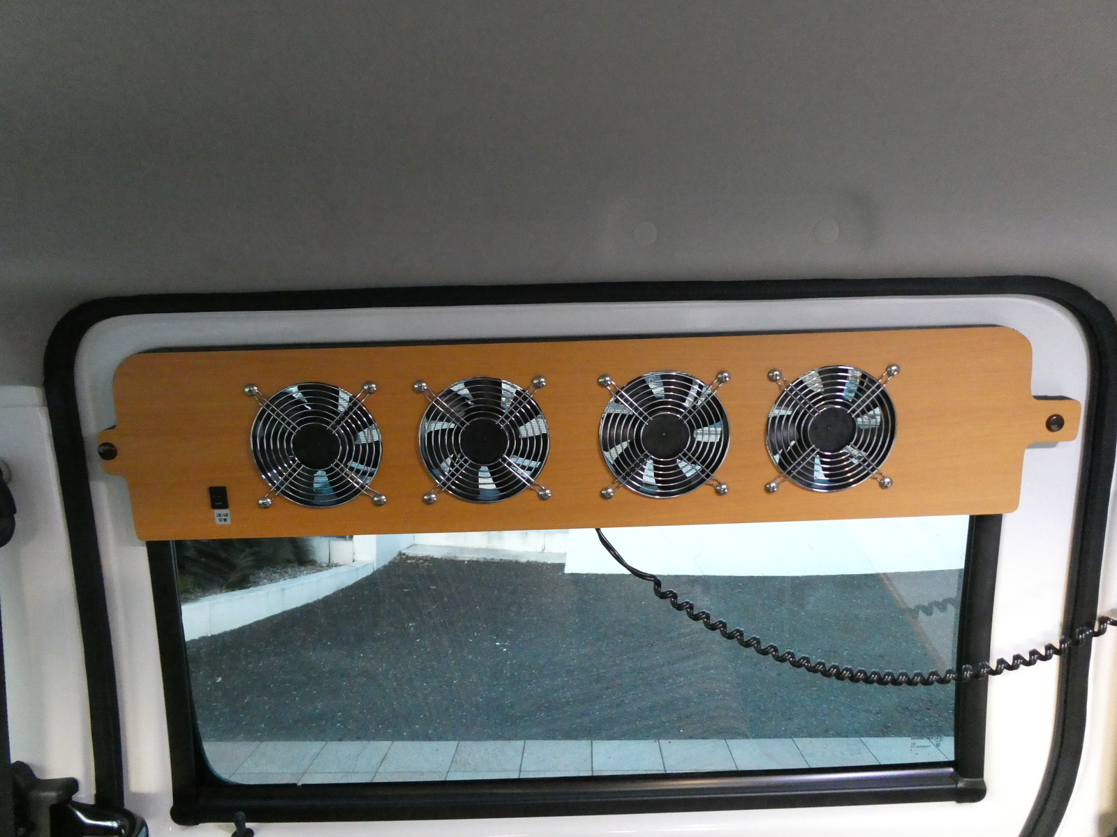 キャンピングカー バンコン ﾗｲﾄｴｰｽﾄﾖﾀﾓﾋﾞﾘﾃｨｱﾙﾄﾋﾟｱｰﾉ 4連窓ﾌｧﾝ