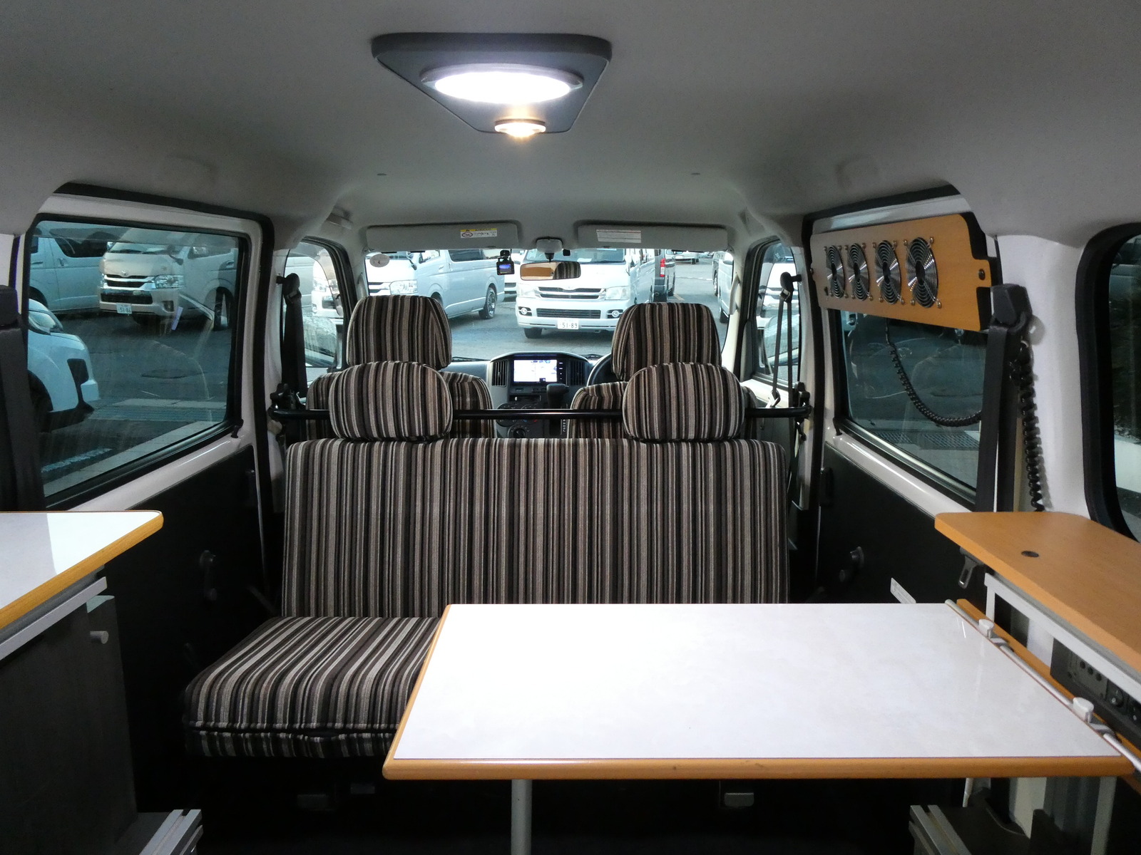 キャンピングカー バンコン ﾗｲﾄｴｰｽﾄﾖﾀﾓﾋﾞﾘﾃｨｱﾙﾄﾋﾟｱｰﾉ 4連窓ﾌｧﾝ