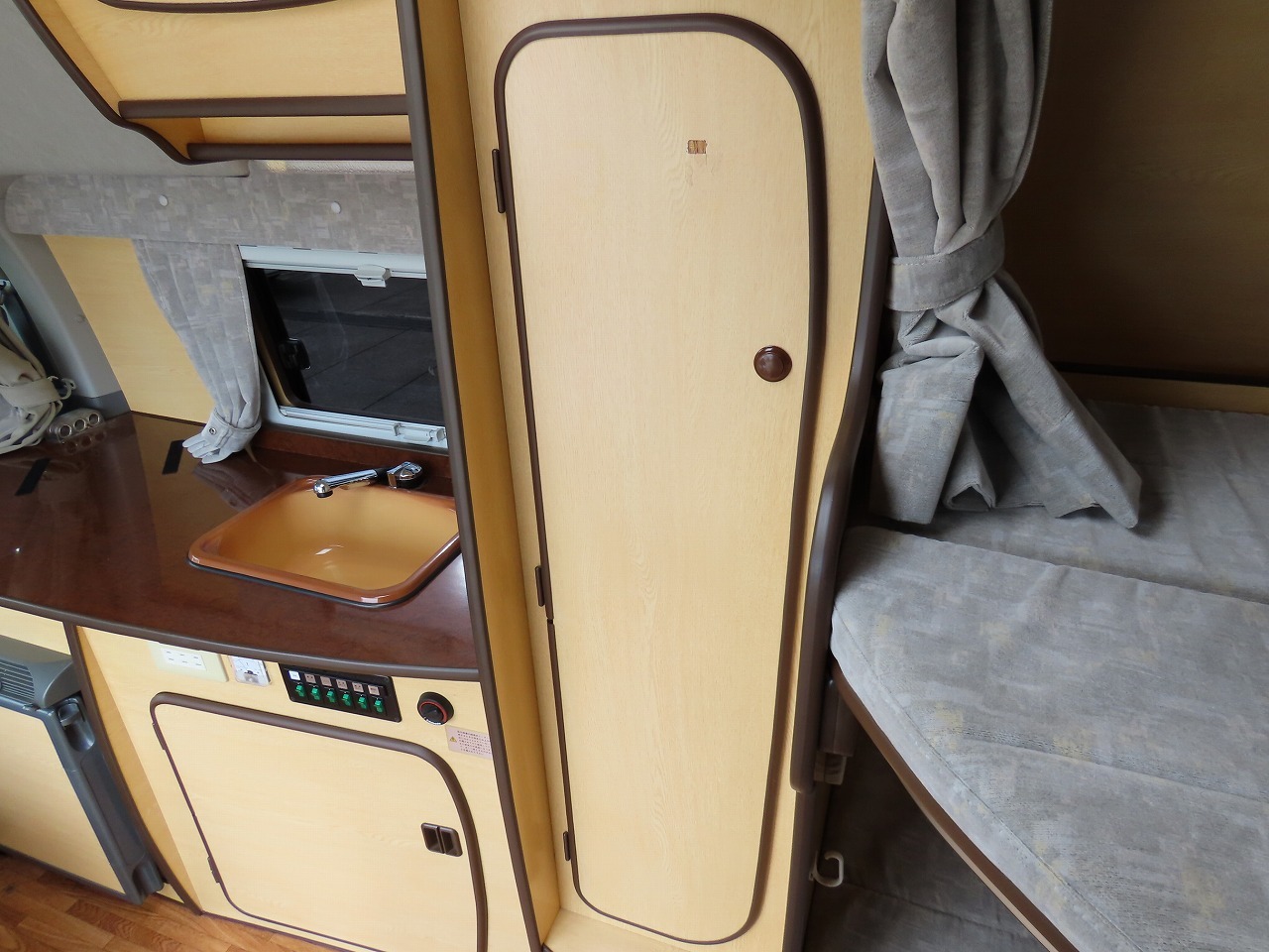キャンピングカー バンコン ﾚｼﾞｱｽｴｰｽ　RVﾋﾞｯｸﾌｯﾄ製　ｱﾙｶﾃﾞｨｱ 4WD