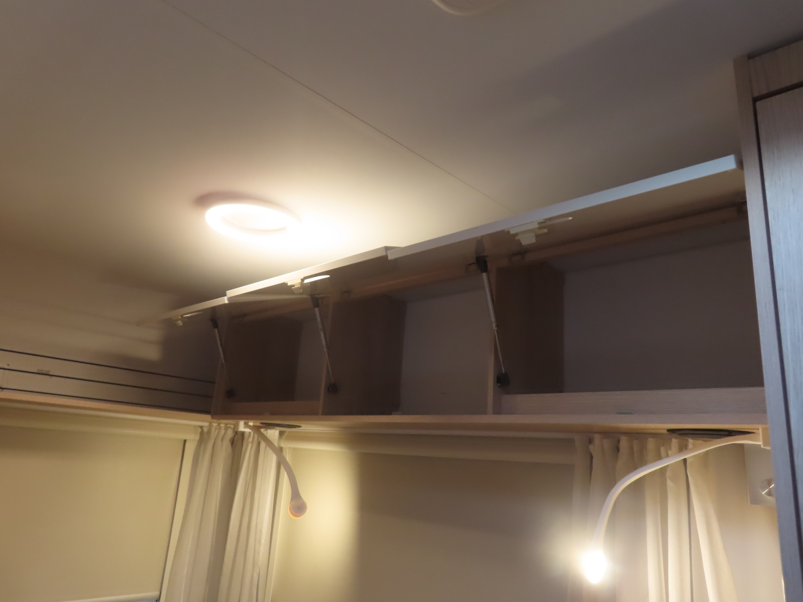 キャンピングカー トレーラー ｱﾄﾞﾘｱｱﾋﾞﾊﾞ400PS 家庭用ｴｱｺﾝ FFﾋｰﾀｰ